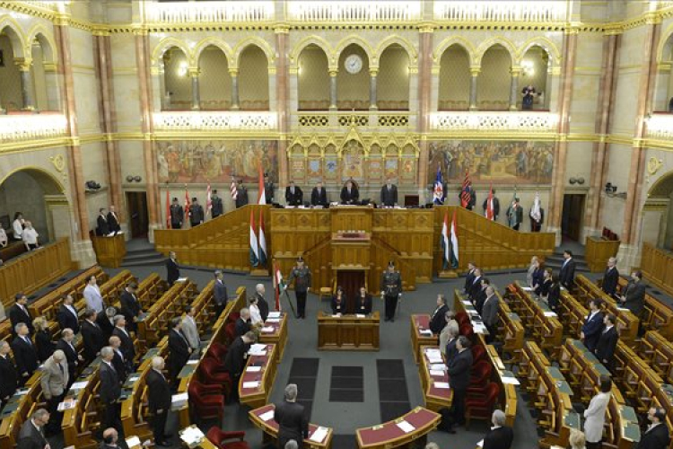 Több mint négy órában tárgyalhat a Parlament az uniós pénzekről