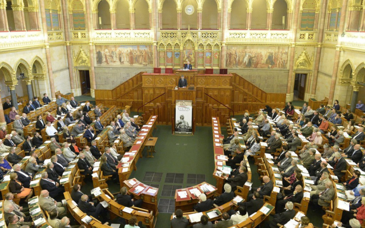 Napirenden a koronavírus-járvány gazdasági hatásait mérséklő adóváltoztatások