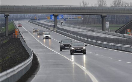 Éjfélkor lejárnak a tavalyi éves országos és megyei matricák