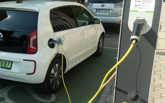 Új kedvezménnyel ösztönzi a német kormány az elektromobilitás terjedését