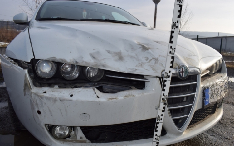 Teherkocsi leváló gumija vágódott egy parkoló autónak