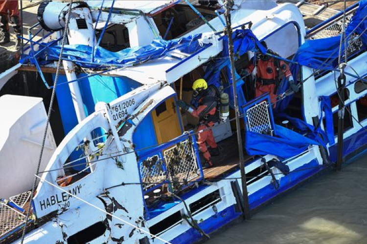 Már négy holttestet hoztak ki a roncsból