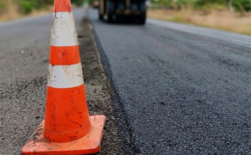 Hétfőtől forgalomkorlátozás lesz a 10-es főúton felújítás miatt