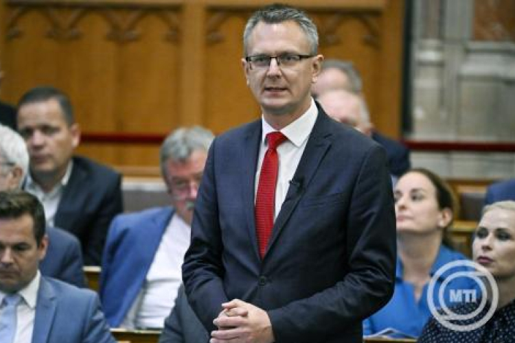 Rétvári Bence: azért módosítják az alaptörvényt, hogy a korábbi Fidesz-KDNP-s képviselőket eltávolítsák a parlamentből