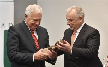 Václav Klaus kapta a Petőfi-díjat