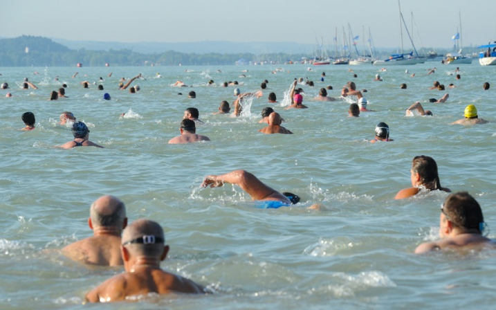 Csaknem telt ház lesz a Balaton-átúszáson, Novák Katalin is teljesíti