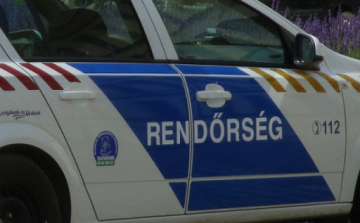 Beengedte az idegeneket, elvitték a pénzét