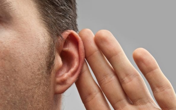 A vakság szimulálásával javítható a hallás