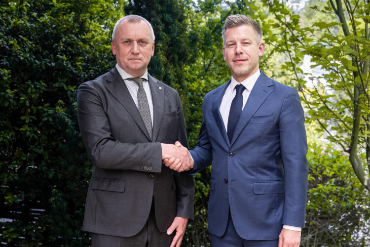 Találkozót kezdeményez az ukrán elnökkel Magyar Péter