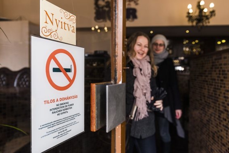 A dohányzást tiltó, többnyelvű táblák kihelyezésének kötelezettsége