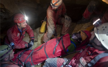 Megsérült szingapúri túrázót mentettek ki a Mátyás-hegyi barlangból